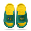 Chinelo Slide Nuvem Infantil Brasil ✦ Bandeira Copa | VAI DAR BRASIL